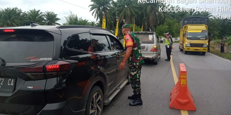 Pam Nataru Babinsa Koramil Bgs Periksa Kartu Vaksin Pengendara